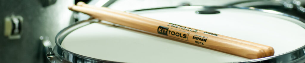 KIT TOOLS Sticks Response Rock auf einer Trommel