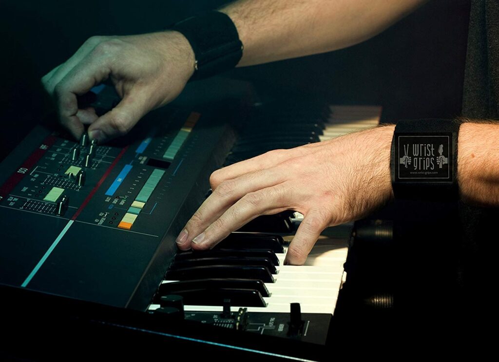 wristgrips Anwendungsbeispiel Keyboarder mit wristgrips